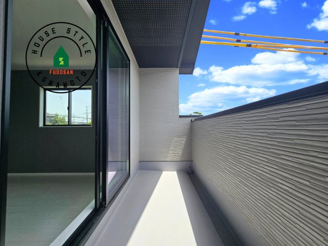 熊本市南区御幸西3丁目第1-4棟(2号棟)のバルコニー|風をしっかりと感じられるバルコニーでは、毎日が洗濯日和です。広々としているので洗濯も楽しくなるでしょうし、気分転換にバルコニーからの眺めを楽しむのもいいでしょう。