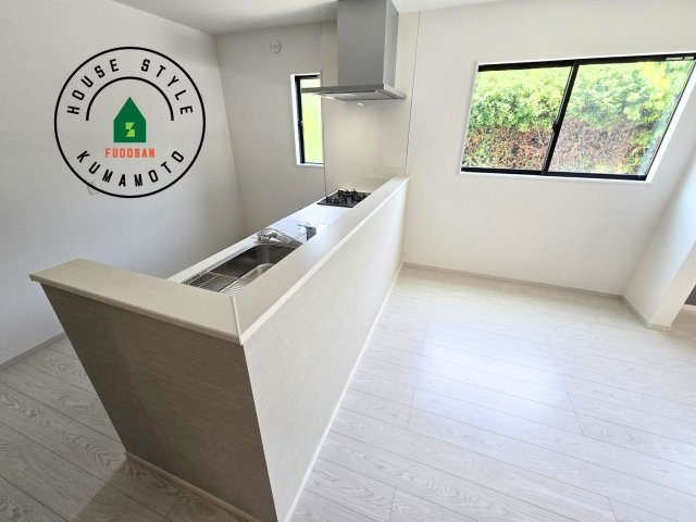 熊本市南区御幸西3丁目第1-4棟(2号棟)のダイニング|キッチンから立ち込める香りが今日の料理を期待させます。