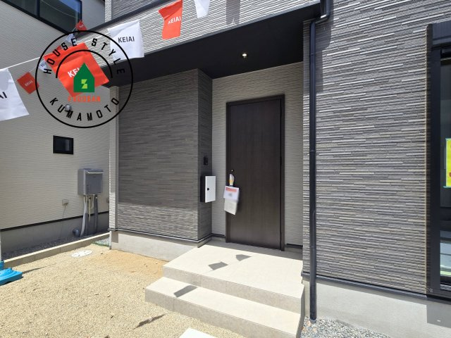 熊本市南区御幸西3丁目第1-4棟(2号棟)の玄関|おでかけの時も帰った時も、「我が家」を最初に感じでもらえる素敵な空間に。