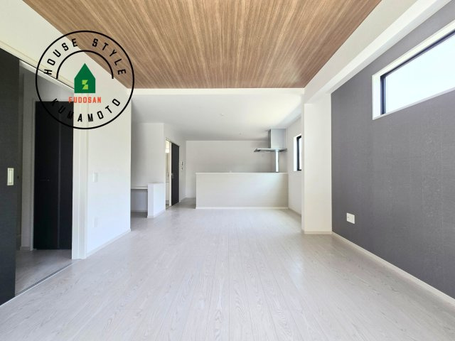 熊本市南区御幸西3丁目第1-4棟(2号棟)の居間・リビング|キッチンからリビングをしっかり確認できます。家族の笑顔があふれる空間になりそうですね。