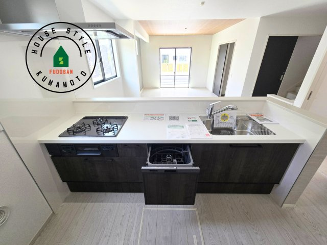 熊本市南区御幸西3丁目第1-4棟(2号棟)のキッチン|ご家族を近くに感じられる対面キッチンのLDK。会話もはずみそうですね。