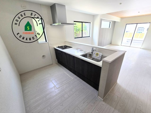 熊本市南区御幸西3丁目第1-4棟(2号棟)のキッチン|ダイニングテーブルへの配膳がラクラク、お料理はかどるカウンター付きシステムキッチン！