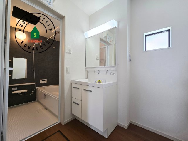 熊本市南区御幸西3丁目第1-4棟(4号棟)の脱衣所|ゆとりの洗面スペースで朝の身支度もスムーズに。暮らしを快適に変えるシャワー付洗面台です！