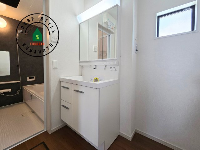 熊本市南区御幸西3丁目第1-4棟(4号棟)の独立洗面台|毎日使うものだから清潔な空間を保ちたい水回り。洗面にはそんな願いを解消させてくれる収納アイデアが満載です。三面鏡の裏側にはキャビネットが現れ小物から背の高い物まで収納できます。