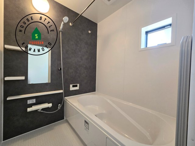 熊本市南区御幸西3丁目第1-4棟(4号棟)の浴室|1日の疲れを癒してくれる広々バスルーム。雨の日のお洗濯にも大活躍な浴室乾燥機付です！
