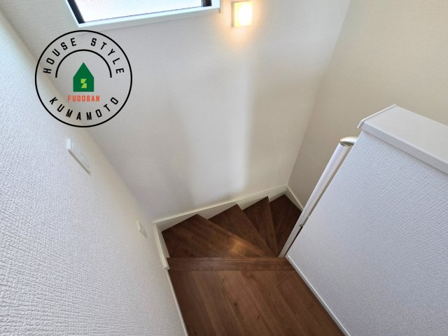 熊本市南区御幸西3丁目第1-4棟(4号棟)の内装|＜手すり付階段＞手すりがないと階段の昇り降りで危険なことはもちろん、壁に手をつきながら歩くことで壁紙が汚れやすくなります。すべての方に快適に昇り降りしていただくため、手すりを設置しました。