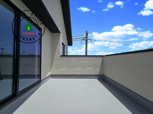 熊本市南区御幸西3丁目第1-4棟(4号棟)のバルコニー|風をしっかりと感じられるバルコニーでは、毎日が洗濯日和です。広々としているので洗濯も楽しくなるでしょうし、気分転換にバルコニーからの眺めを楽しむのもいいでしょう。