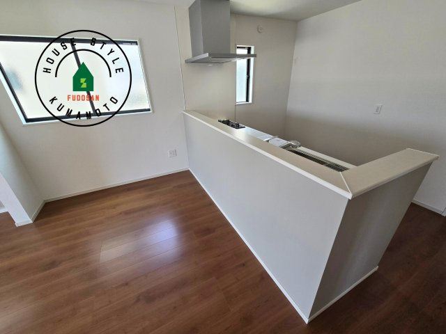 熊本市南区御幸西3丁目第1-4棟(4号棟)のダイニング|キッチンから立ち込める香りが今日の料理を期待させます。