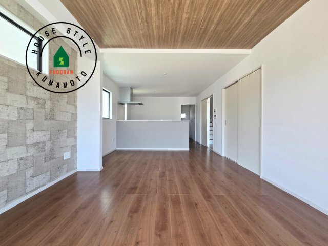 熊本市南区御幸西3丁目第1-4棟(4号棟)の居間・リビング|キッチンからリビングをしっかり確認できます。家族の笑顔があふれる空間になりそうですね。