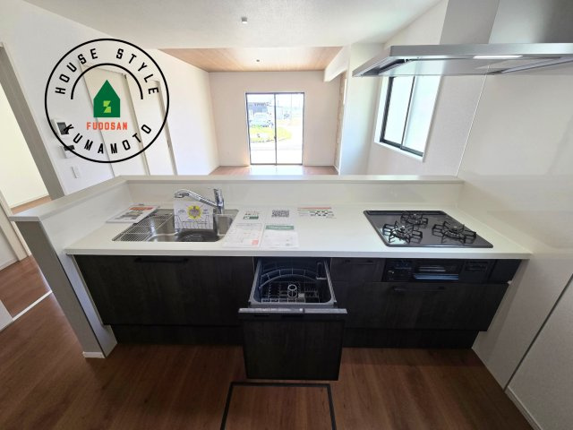 熊本市南区御幸西3丁目第1-4棟(4号棟)のキッチン|ご家族を近くに感じられる対面キッチンのLDK。会話もはずみそうですね。