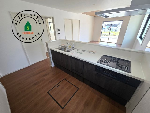 熊本市南区御幸西3丁目第1-4棟(4号棟)のキッチン|ダイニングテーブルへの配膳がラクラク、お料理はかどるカウンター付きシステムキッチン！