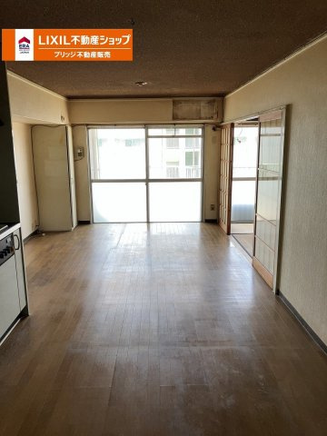 山科音羽マンションA棟の居間・リビング|南西向きの明るいお部屋です