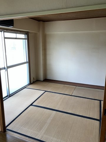 山科音羽マンションA棟の和室|和室約6帖　南西向きのため陽あたり良好