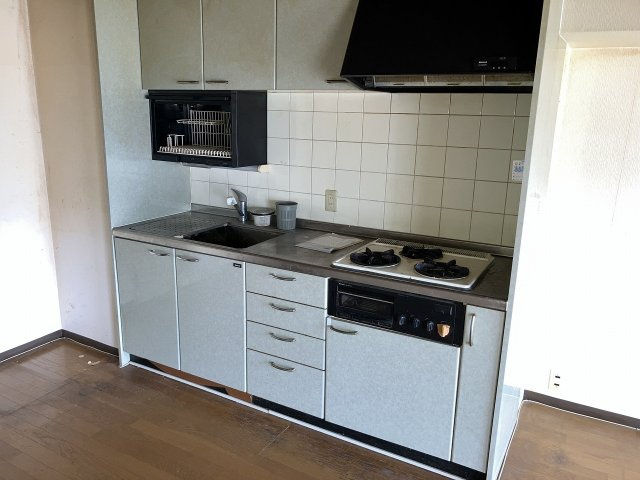 山科音羽マンションA棟の洋室|３口ガスコンロのシステムキッチン