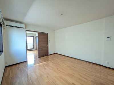 窓が多くて風通しの良いお部屋♪