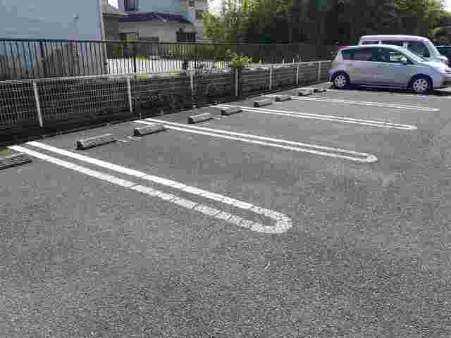 アヴニールⅢの駐車場
