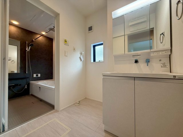 高知市朝倉丙4期2棟 1号棟の独立洗面台|三面鏡収納付き洗面台で身支度も快適。隣接する浴室は使い勝手の良い1坪タイプです