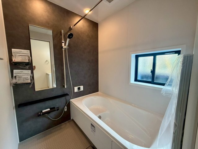 高知市朝倉丙4期2棟 1号棟の浴室|浴室乾燥機＆窓付きで換気も安心。清潔で快適なバスタイムを実現する1坪浴室です。