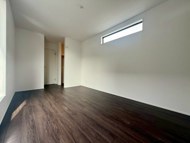 高知市朝倉丙4期2棟 1号棟の洋室|高窓から優しい光が差し込む洋室。落ち着いた雰囲気で心地よい時間を過ごせます