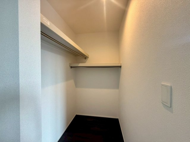 高知市朝倉丙4期2棟 1号棟の収納|大容量のウォークインクローゼット。衣類や荷物をすっきりまとめて収納できます