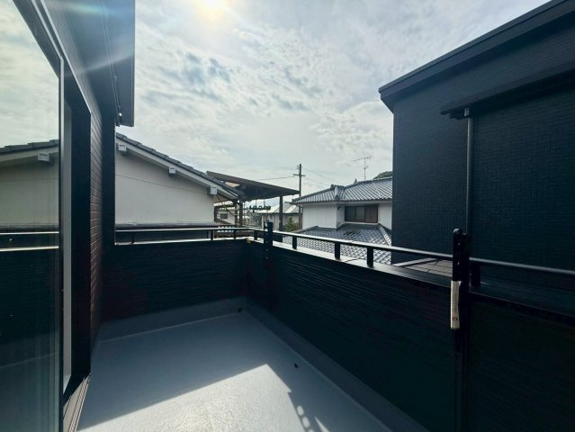 高知市朝倉丙4期2棟 1号棟のバルコニー|広々としたバルコニーからは開放感を満喫。明るい日差しが暮らしを彩ります