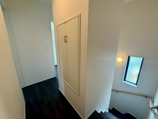 高知市朝倉丙4期2棟 1号棟の収納|2階ホールに便利な収納を完備。タオルや日用品のストックもすっきり片付きます