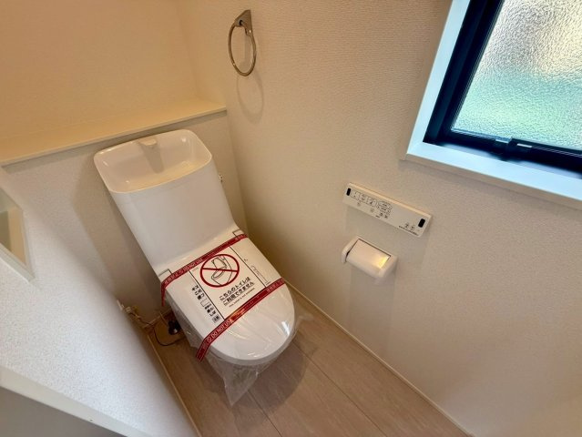 高知市朝倉丙4期2棟 1号棟のトイレ|2階にもトイレがあるから、朝の忙しい時間帯や就寝前も便利で快適です。