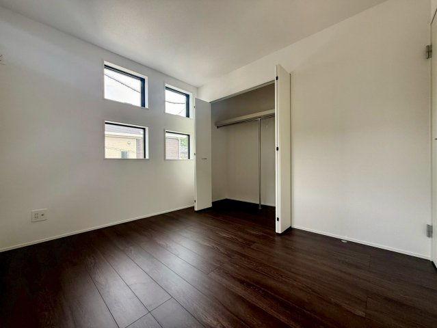 高知市朝倉丙4期2棟 1号棟の洋室|4つの小窓から光が差し込む明るい洋室。快適に過ごせる心地よい空間です