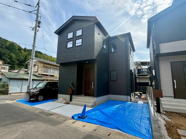 高知市朝倉丙4期2棟 1号棟の外観|シックなツートンカラーの外観が映える2階建て住宅。駐車2台可能で生活利便性も良い物件です