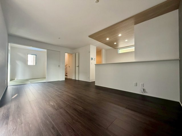 高知市朝倉丙4期2棟 1号棟の居間・リビング|リビング横の和室は、家族のくつろぎやお子様の遊び場にも最適な多用途空間です