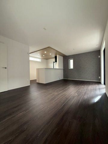 高知市朝倉丙4期2棟 1号棟の居間・リビング|開放感あるリビングは団らんの中心に。落ち着いた雰囲気で家族時間をより豊かに