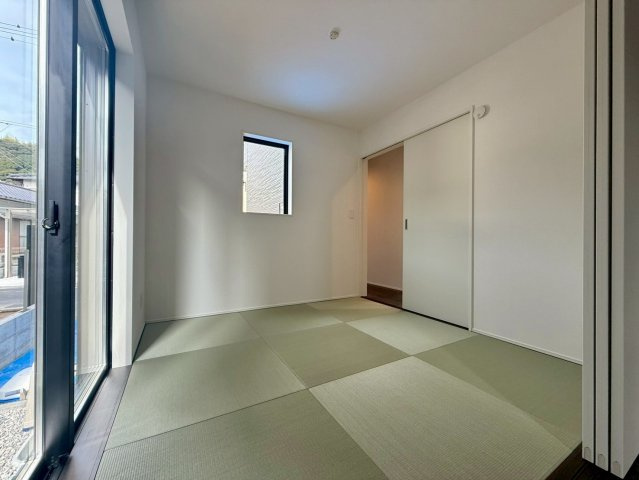 高知市朝倉丙4期2棟 1号棟の和室|南向きの明るい和室はお子様の遊び場やお昼寝スペースにぴったりです