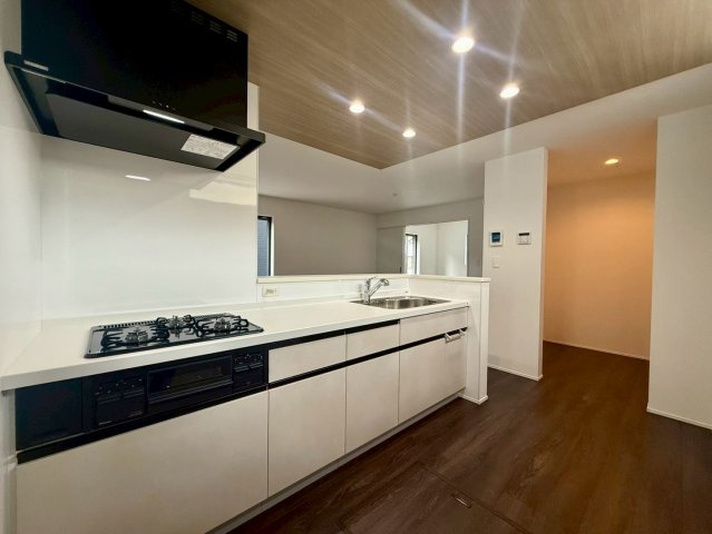 高知市朝倉丙4期2棟 1号棟のキッチン|3口コンロと広々シンクで調理も快適。収納力もあり毎日の家事をスムーズにサポート