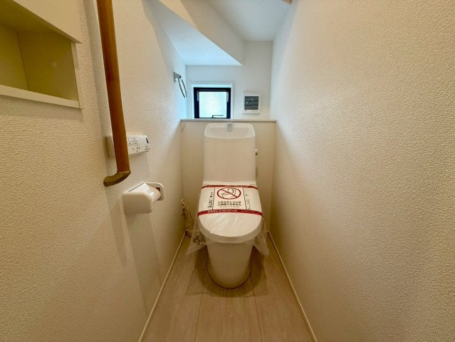 高知市朝倉丙4期2棟 1号棟のトイレ|温水洗浄便座や収納スペース付きで、使い勝手と快適さを兼ね備えたトイレです