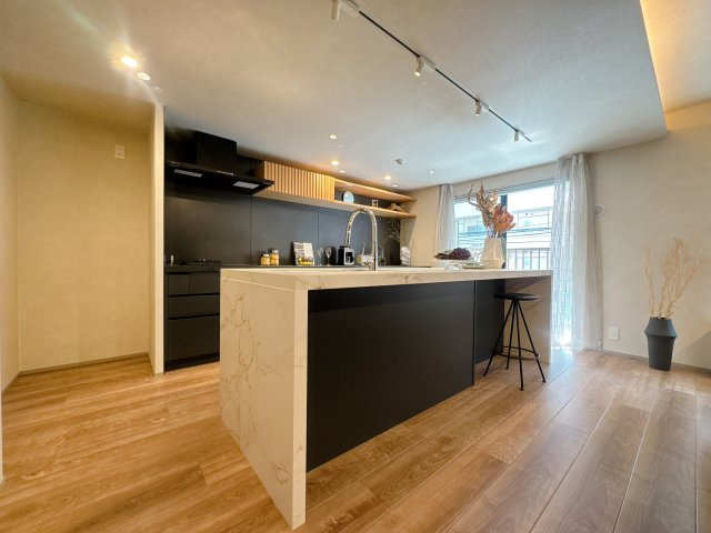 【キッチン】 | 南薬院パークマンション☆仲介手数料無料☆ | ここのカフェ系キッチンなら、毎日の食事はもちろん、彼や彼女へのディナーや友達呼んで飲み明かすにも、腕を振るう姿が絵になります。