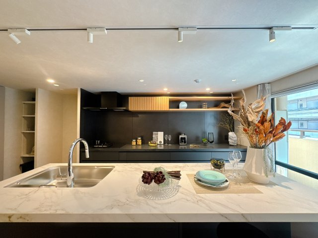 【キッチン】 | 南薬院パークマンション☆仲介手数料無料☆ | 機能性とデザイン性を両立させた、リノベーション物件ならではの素敵なキッチン。立ってみるとそれがよく分かります♪