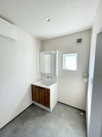 長野市吉田の独立洗面台|洗濯機を置いても余裕の広さ！鏡の裏には収納スペース付き！