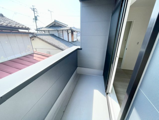 長野市吉田のバルコニー|日当たり良好な広いバルコニー！洗濯物の出し入れなど楽々できちゃいます♪