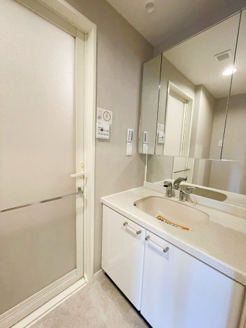 宝マンション港西の独立洗面台