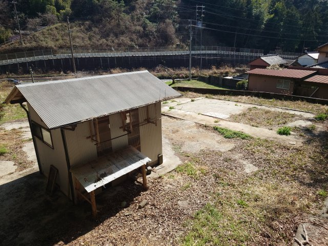 【その他】 | 日高村下分分譲地④ | 使用可能な倉庫が建っています。