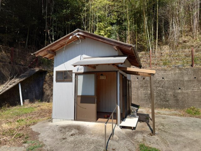 【その他】 | 日高村下分分譲地④ | 使用可能な倉庫が建っています。
