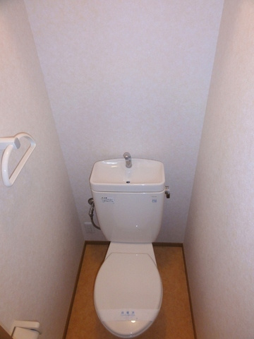 ウイング千鳥のトイレ|トイレには上部収納あり