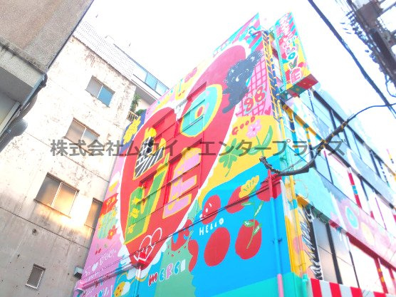 おおきにBIGLOVEビルの外観|ど派手な外装です☆