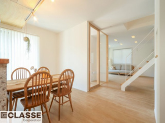 【独立洗面台】 | 宇治市琵琶台2丁目　売土地　中古戸建て | タカラスタンダード　エリシオ
タカラスタンダードの壁面水栓は水垢の溜りを軽減しお掃除もらくらく！