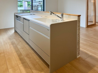 【トイレ】 | 宇治市琵琶台2丁目　売土地　中古戸建て | TOTO　ＺＲ１
TOTOの一体型トイレは凹凸が少なく楽にお掃除できるのが魅力！
お子様もしっかり手洗いが出来る設計です。