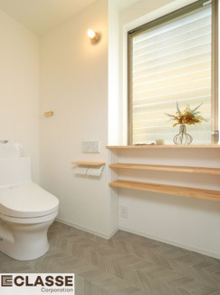 【トイレ】 | 宇治市琵琶台2丁目　売土地　中古戸建て | TOTO　ＺＲ１
TOTOの一体型トイレは凹凸が少なく楽にお掃除できるのが魅力！
お子様もしっかり手洗いが出来る設計です。