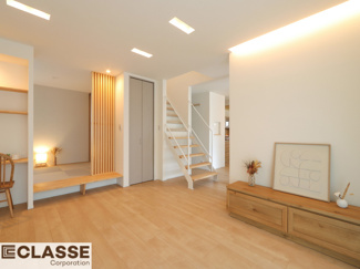 【居間・リビング】 | 宇治市琵琶台2丁目　売土地　中古戸建て | 間接照明の柔らかな光で空間を均一に照らし、空間の広がりを感じることができます。小上がりの和室は収納も広く来客時の寝室としてもご活用いただけます。