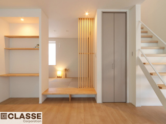 【居間・リビング】 | 宇治市琵琶台2丁目　売土地　中古戸建て | 間接照明の柔らかな光で空間を均一に照らし、空間の広がりを感じることができます。小上がりの和室は収納も広く来客時の寝室としてもご活用いただけます。