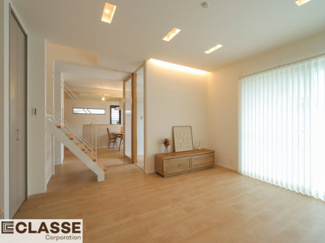 【居間・リビング】 | 宇治市琵琶台2丁目　売土地　中古戸建て | 一部スケルトン階段にした事でよりキッチンまでの見通しも良く、会話しながら音を気にせずに洗い物やお料理をしていただけます。