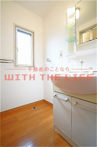 パリントンハウス【キャッシュバック対象物件】の洗面所|明るい洗面所です